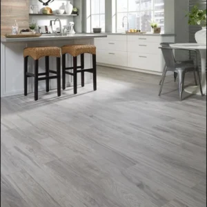 Piso laminado gris elegante y resistente para interiores modernos