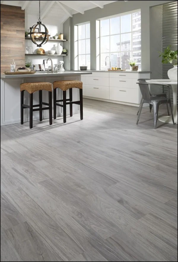 Piso laminado gris elegante y resistente para interiores modernos